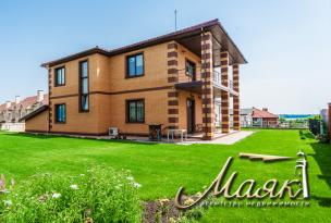 Предлагается к продаже двухэтажный дом на Великом Лугу с видом на Днепр.