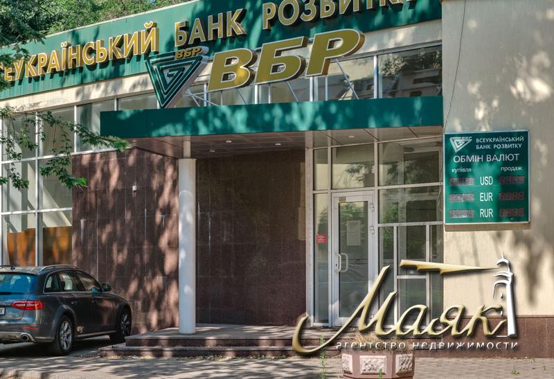 Здание в центре города на бульваре Шевченко.