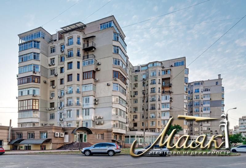Четырехкомнатная квартира в элитном новострое.