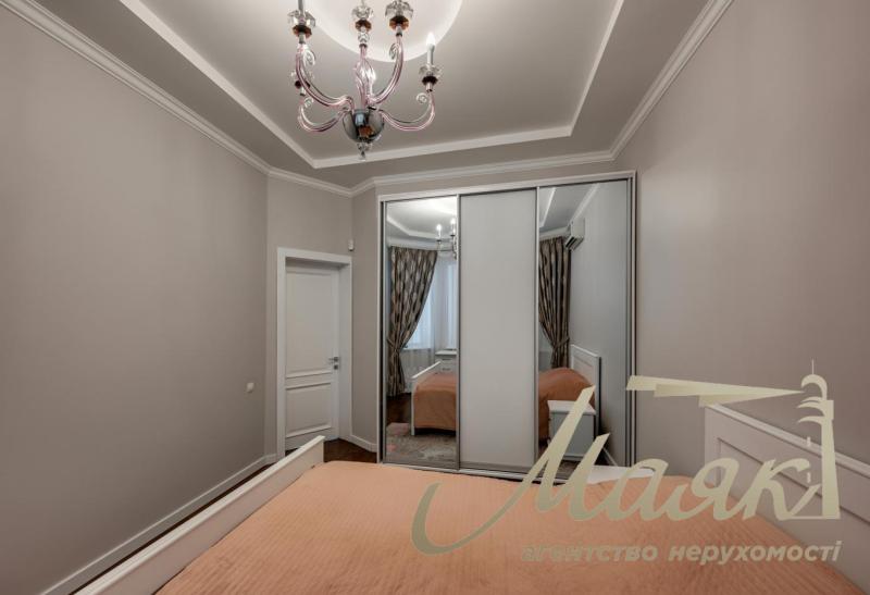 Шикарний будинок у центрі Бородинського мікрорайону.