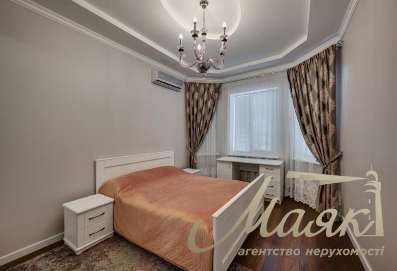 Шикарний будинок у центрі Бородинського мікрорайону.