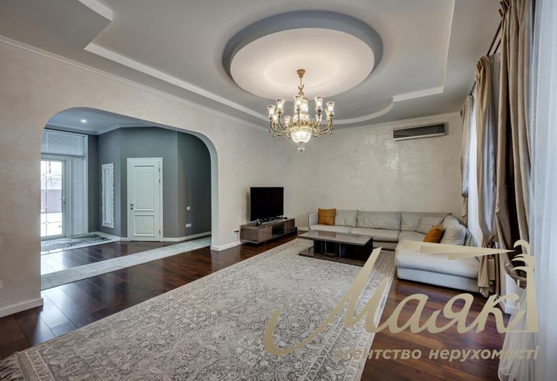 Шикарний будинок у центрі Бородинського мікрорайону.
