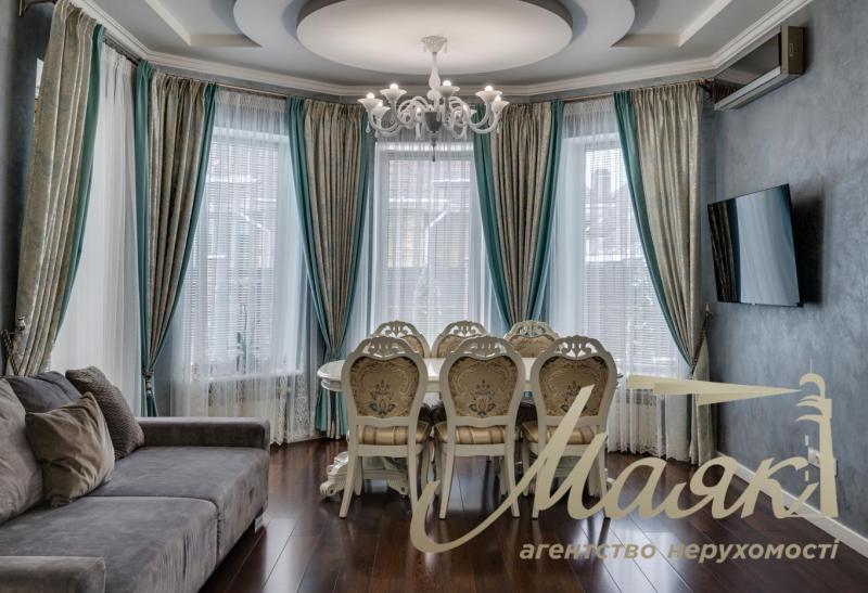 Шикарний будинок у центрі Бородинського мікрорайону.